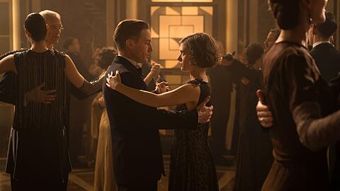 Der Tanz auf dem Vulkan geht zu Ende: Gedeon Rath (Volker Bruch) und Charlotte Ritter (Liv Lisa Fries) bitten zur letzten Staffel "Babylon Berlin". 1933 gilt es nicht nur eine Mordserie an ehemaligen Frontsoldaten aufzukl&auml;ren, sondern auch die dunkelsten Stunden Deutschlands zu beleuchten, als die Demokratie erstmals verloren ging.