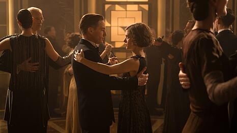 Der Tanz auf dem Vulkan geht zu Ende: Gedeon Rath (Volker Bruch) und Charlotte Ritter (Liv Lisa Fries) bitten zur letzten Staffel "Babylon Berlin". 1933 gilt es nicht nur eine Mordserie an ehemaligen Frontsoldaten aufzukl&auml;ren, sondern auch die dunkelsten Stunden Deutschlands zu beleuchten, als die Demokratie erstmals verloren ging.