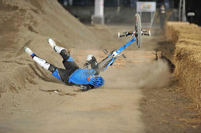 Seine Nehmer-Qualit&auml;ten waren bekannt, am 10. April 2010 wurden sie legend&auml;r. Bei seinem Sturz vom Mountainbike zog sich der "Schlag den Raab"-Gastgeber eine Gehirnersch&uuml;tterung nebst Ged&auml;chtnisverlust sowie einen Bruch des Jochbeins und der Kieferh&ouml;hlenwand zu.