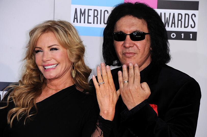 Kiss-Rocker Gene Simmons und seine Frau Shannon Tweed präsentierten stolz ihre Eheringe.