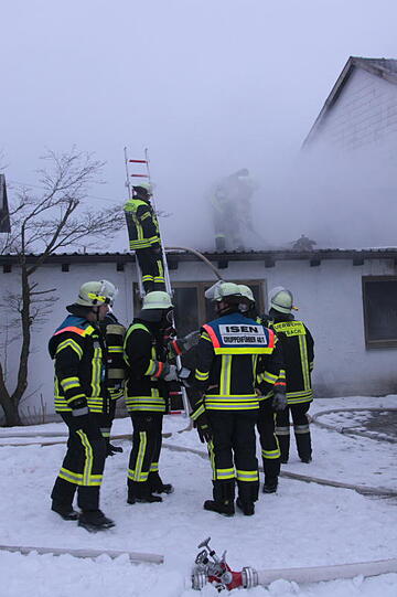 Rauch-Alarm am Rosenmontag in Mittbach: Unter einem Vordach ist ein Motorboot in Brand geraten. Zwei Personen wurden dabei leicht verletzt. Die Bilder vom Feuerwehreinsatz