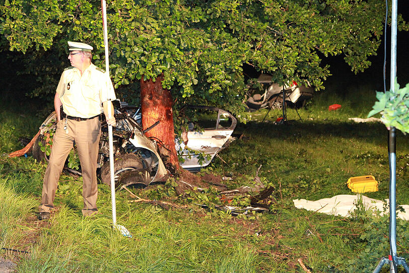 Ein 18-Jähriger ist in der Nacht zum Samstag im oberbayerischen Schechen (Landkreis Rosenheim) mit seinem Auto gegen einen Baum gefahren. Er und sein Beifahrer sind gestorben.