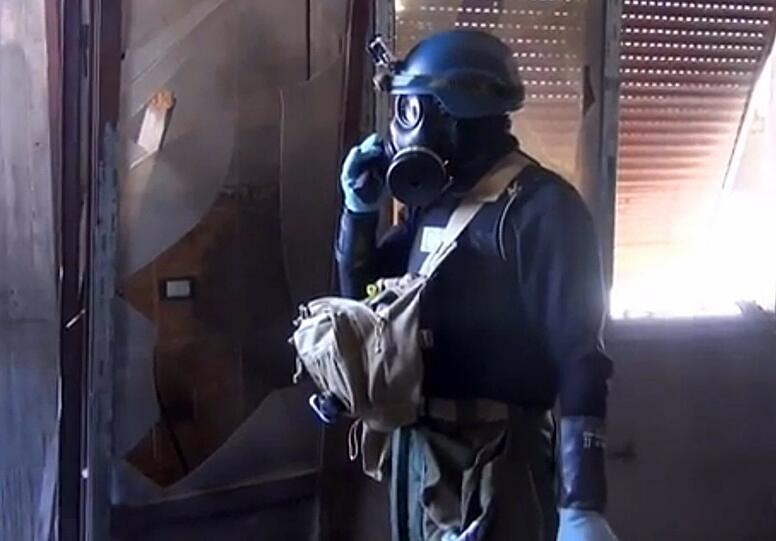 Diese Fotos entstammen einem Video des Shaam News Networks und sollen zeigen, wie UNO-Inspekteure in einem Haus Proben nehmen.