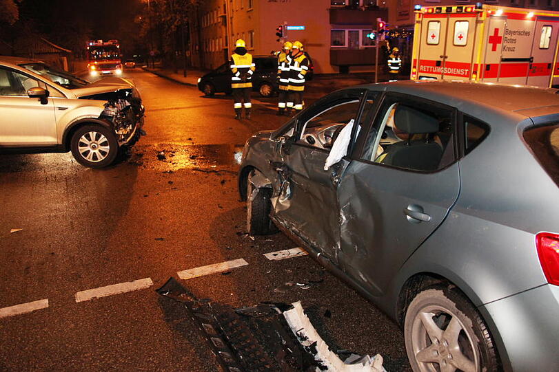Zwei Leichtverletzte gab es am frühen Morgen gegen sechs Uhr in Waldkraiburg, als ein Seat einem Ford die Vorfahrt nahm. Die Bilder...
