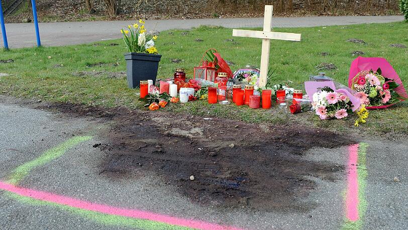 Tatort vor der Diskothek "Arena" in Ihlpohl bei Ritterhude. Hat der Fahrer den 21-Jährigen absichtlich totgefahren? Tatort vor der Diskothek "Arena" in Ihlpohl bei Ritterhude. Hat der Fahrer den 21-Jährigen absichtlich totgefahren?