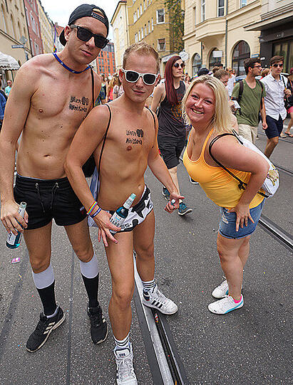 Die große CSD-Politparade erlebte in diesem Jahr einen neuen Teilnehmerrekord: 87 Fußgruppen und Paradewagen hatten sich angemeldet.