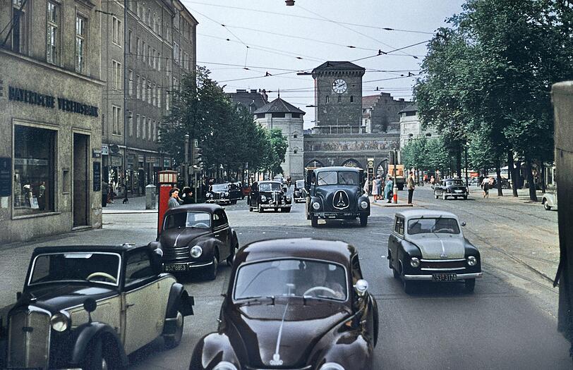 Rushhour am Isartor, die ein US-Tourist 1954 aus dem Auto heraus fotografiert hat. Das Rote links ist übrigens ein Feuermelder.