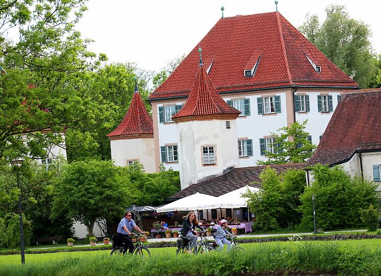 Im Schlosshof der Blutenburg wird gefeiert.