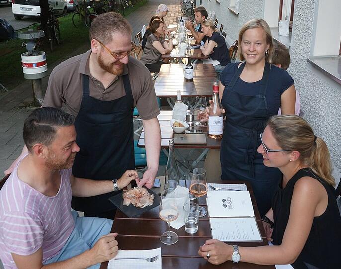 Im Kim und Co kann man den Sommerabend bei einem guten Gläschen Rosé genießen. Foto: Daniel von Loeper