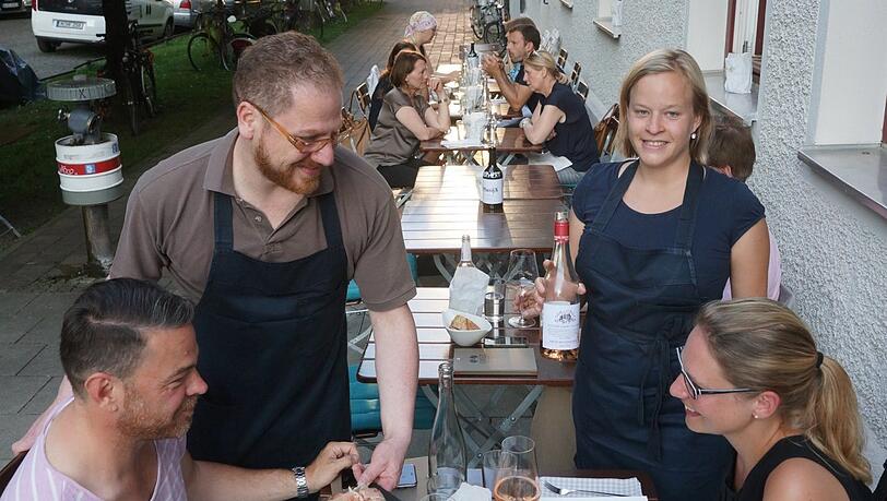 Im Kim und Co kann man den Sommerabend bei einem guten Gläschen Rosé genießen. Foto: Daniel von Loeper Im Kim und Co kann man den Sommerabend bei einem guten Gläschen Rosé genießen. Foto: Daniel von Loeper