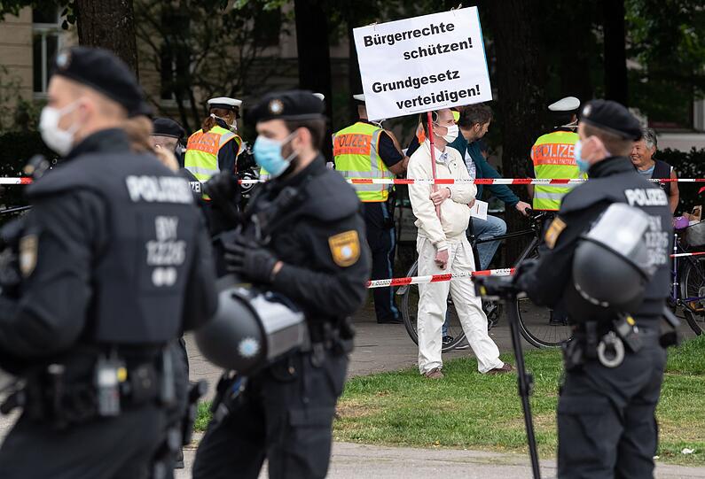 Rund 700 Demonstranten fanden sich am Samstag auf der Münchner Theresienwiese ein.