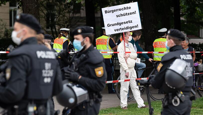 Rund 700 Demonstranten fanden sich am Samstag auf der Münchner Theresienwiese ein. Rund 700 Demonstranten fanden sich am Samstag auf der Münchner Theresienwiese ein.