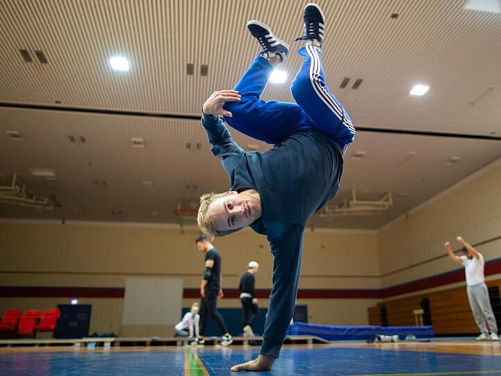 Raphael, Breakdancer der Breakdance-Gruppe DDC (Dancefloor Destruction Crew), übt während eines Trainings. Foto: Daniel Karmann/Archiv
