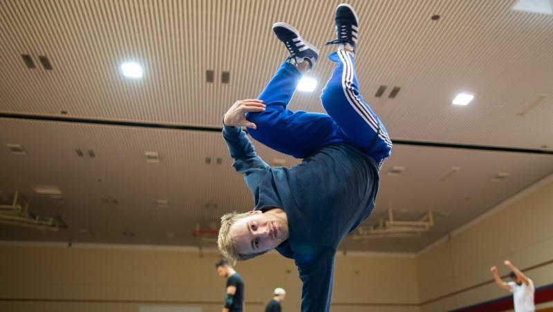 Raphael, Breakdancer der Breakdance-Gruppe DDC (Dancefloor Destruction Crew), übt während eines Trainings. Foto: Daniel Karmann/Archiv Raphael, Breakdancer der Breakdance-Gruppe DDC (Dancefloor Destruction Crew), übt während eines Trainings. Foto: Daniel Karmann/Archiv