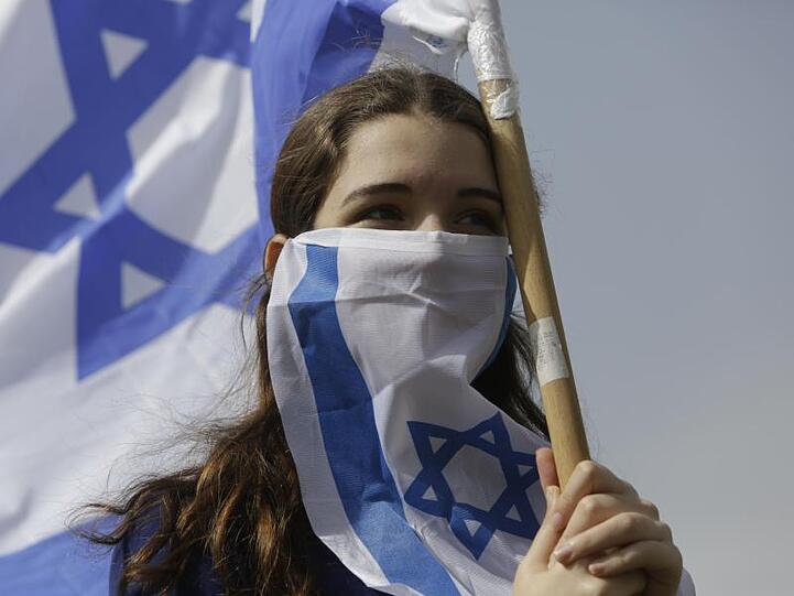 Eine junge Frau Anfang der Woche während eines Protests gegen Ministerpräsident Netanjahu in Jerusalem.