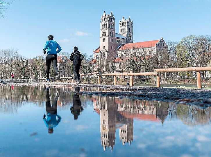 Sankt Maximilian thront gut sichtbar an der Isar. Acht Monate lang wird nun im Inneren gewerkelt, die Kirche ist gesperrt.