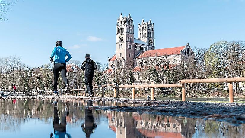 Sankt Maximilian thront gut sichtbar an der Isar. Acht Monate lang wird nun im Inneren gewerkelt, die Kirche ist gesperrt.