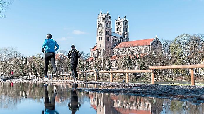 Sankt Maximilian thront gut sichtbar an der Isar. Acht Monate lang wird nun im Inneren gewerkelt, die Kirche ist gesperrt.