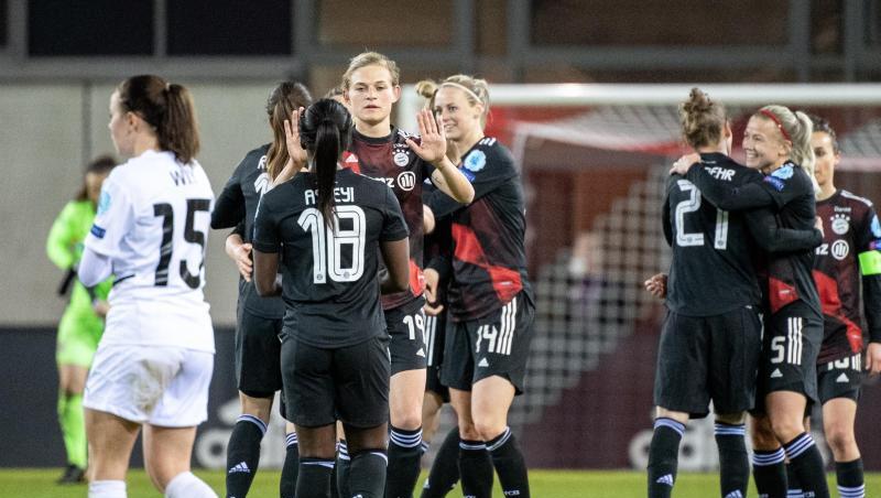 Die Spielerinnen, links Carina Wenninger vom FC Bayern München, feiern ihren Sieg gegen Rosengard.