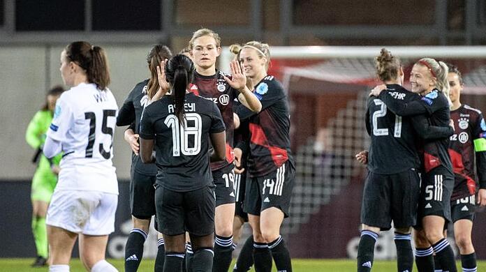 Die Spielerinnen, links Carina Wenninger vom FC Bayern München, feiern ihren Sieg gegen Rosengard.