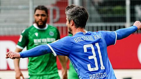 Der Kieler Fin Bartels bejubelt seinen Treffer zum 1:0.