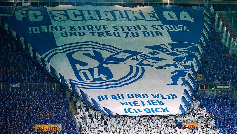 Schalkes Fans entrollen ein großes Transparent.
