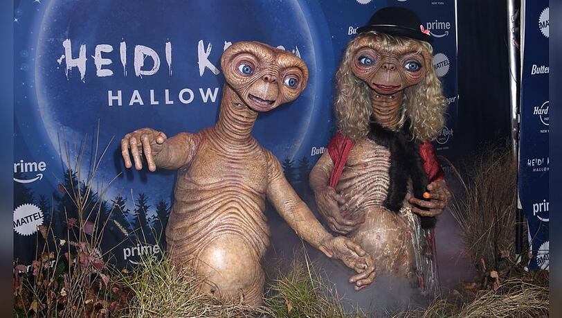 Tom Kaulitz (l.) und Heidi Klum mussten für ihr "E.T."-Kostüm Schmerzen in Kauf nehmen.