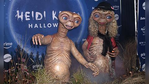 Tom Kaulitz (l.) und Heidi Klum mussten für ihr "E.T."-Kostüm Schmerzen in Kauf nehmen.