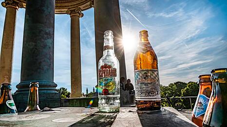 Sommer in M&uuml;nchen: Auf dem Monopteros sind nach einer lauen Nacht leere Bierflaschen zur&uuml;ckgeblieben.