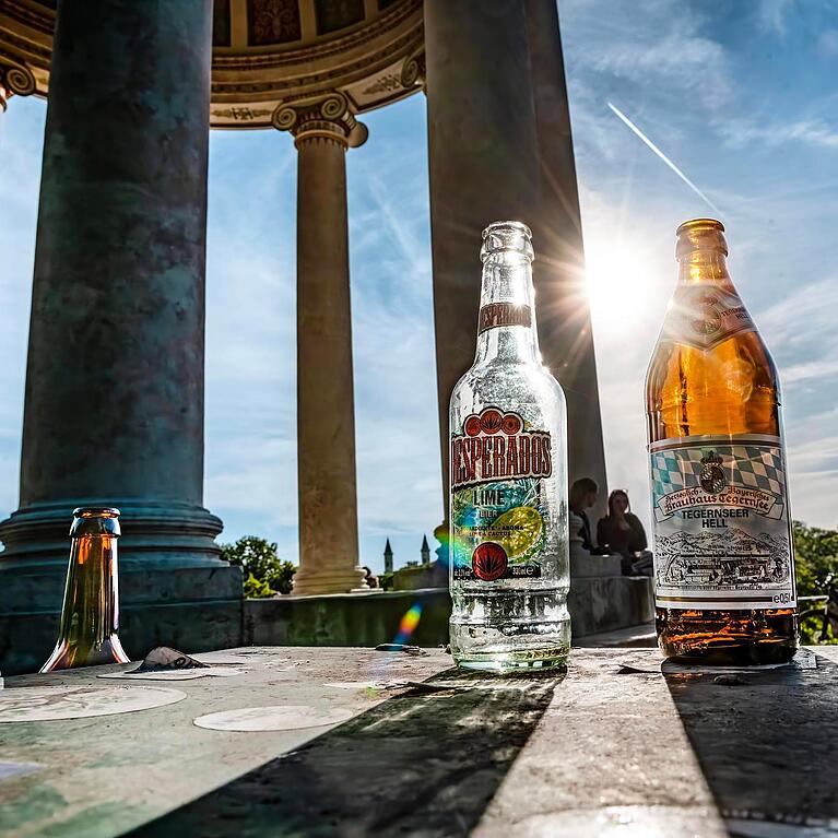 Sommer in M&uuml;nchen: Auf dem Monopteros sind nach einer lauen Nacht leere Bierflaschen zur&uuml;ckgeblieben.