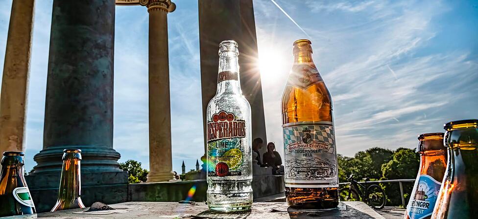 Sommer in M&uuml;nchen: Auf dem Monopteros sind nach einer lauen Nacht leere Bierflaschen zur&uuml;ckgeblieben.