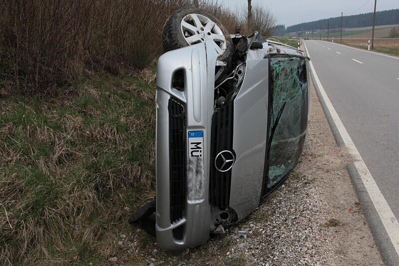 Bei Mitterbuchbach ist am Donnerstag ein Autofahrer mit seinem Mercedes von der Straße abgekommen und hat sich dabei überschlagen. Der Mann musste verletzt ins Krankenhaus eingeliefert werden, am Auto entstand ein Totalschaden.