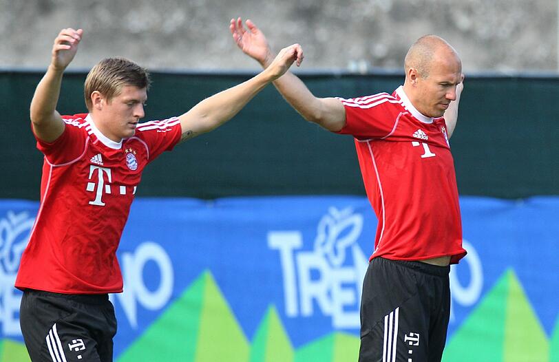 Toni Kroos - Der HeimlicheWas hat er? Erst in der Sommerpause gestochen und öffentlich noch nie gezeigt: auf der Innenseite des linken Oberarmes hat Kroos nun den Namen seines Bruders Felix (spielt für Bremen) auf einer verzierten Unterlage stehen. Was bedeutet es? Kroos will damit die besondere Verbundenheit zu seiner Familie ausdrücken.
Das sagt der Experte: &bdquo;Die Vorlage ist vom Tätowierer gezeichnet, insofern ist das sehr individuell. Kroos scheint einer zu sein, der eher nachdenklich ist. Die Stelle ist ideal, wenn man ein persönliches Motiv haben möchte, dass nicht sofort jedem auffällt.