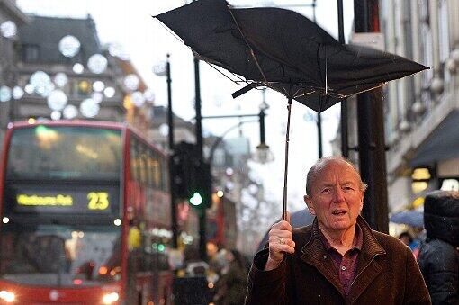 Fußgänger-Frust: Verliert der Schirm auch den Kampf gegen den Wind - einen echten Londoner bringt das nicht aus der Fassung.