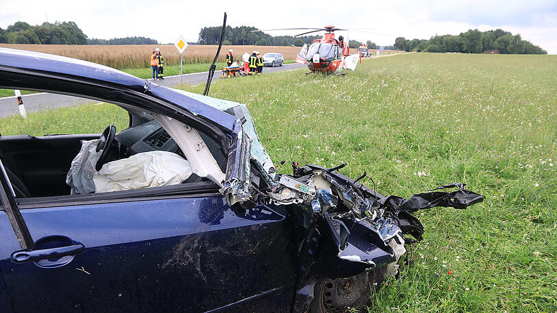 Bei dem schweren Unfall mit einem Golf wurde der Sprinter in mehrere Teile gerissen.
