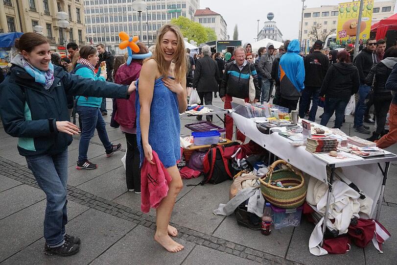 Die Bilder vom Nackt-Protest am Stachus.