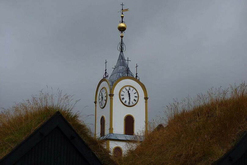 Grasdächer vor Kirchturm in Torshavn
