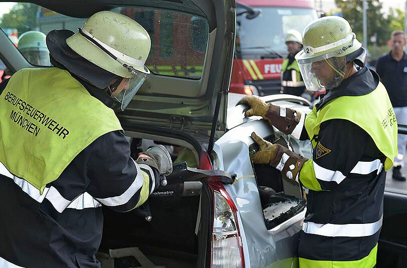 Unfall in Forstenried - die Bilder vom Feuerwehreinsatz.
