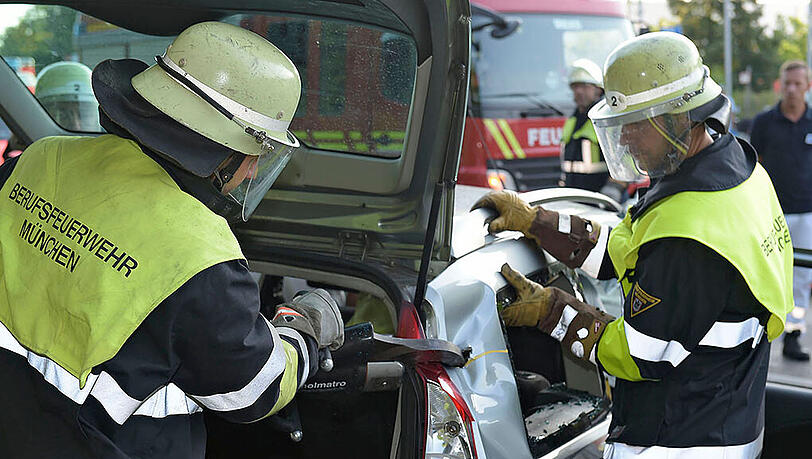 Unfall in Forstenried - die Bilder vom Feuerwehreinsatz. Unfall in Forstenried - die Bilder vom Feuerwehreinsatz.
