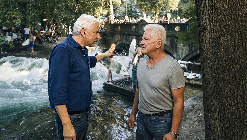 Die Kommissare Franz Leitmayr (Udo Wachtveitl) und Ivo Batic (Miroslav Nemec) sind bei ihren Ermittlungen im Tatort "Die ewige Welle" an der Eisbach-Welle nicht immer einer Meinung. Die Kommissare Franz Leitmayr (Udo Wachtveitl) und Ivo Batic (Miroslav Nemec) sind bei ihren Ermittlungen im Tatort "Die ewige Welle" an der Eisbach-Welle nicht immer einer Meinung.