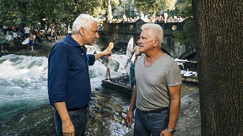 Die Kommissare Franz Leitmayr (Udo Wachtveitl) und Ivo Batic (Miroslav Nemec) sind bei ihren Ermittlungen im Tatort "Die ewige Welle" an der Eisbach-Welle nicht immer einer Meinung.
