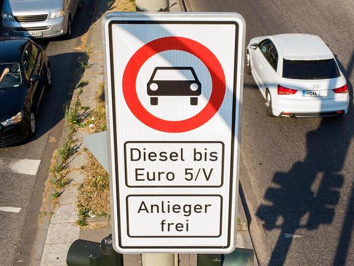 Ein Fahrverbotsschild für Fahrzeuge mit Diesel-Motor bis Euro5 steht an der Max-Brauer-Allee in Hamburg.
