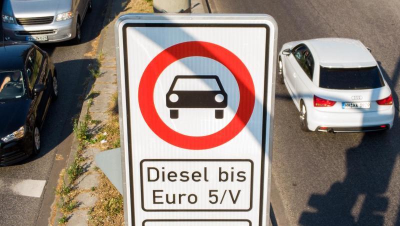 Ein Fahrverbotsschild für Fahrzeuge mit Diesel-Motor bis Euro5 steht an der Max-Brauer-Allee in Hamburg. Ein Fahrverbotsschild für Fahrzeuge mit Diesel-Motor bis Euro5 steht an der Max-Brauer-Allee in Hamburg.
