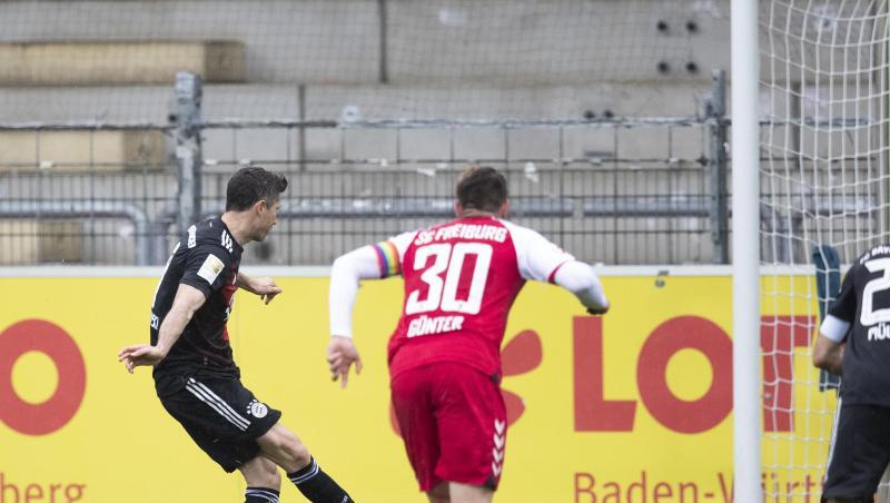 Robert Lewandowski (l) erzielte per Strafstoß sein 40. Saisontor.