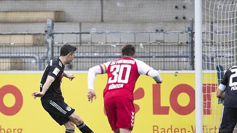 Robert Lewandowski (l) erzielte per Strafstoß sein 40. Saisontor.