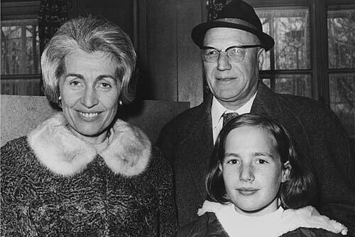 Hildegard Hamm-Brücher mit ihrem Mann Erwin Hamm und ihrer Tochter Verena. Das Foto entstand im Jahr 1970.