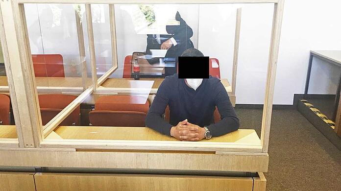Vor dem Beginn des Betrugsprozesses: der Angeklagte im Gerichtssaal.