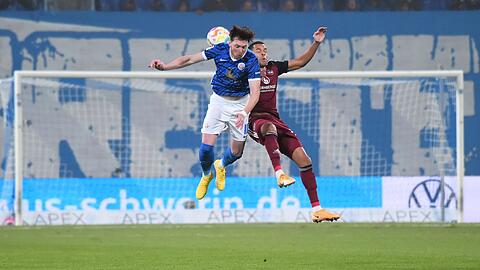 Rostocks Haris Duljevic (l) und Pascal Köpke vom FC Nürnberg springen beide zum Ball.