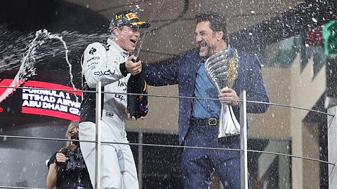 Brad Pitt (li.) und Javier Bardem drehten bei der Formel 1 für einen Film.