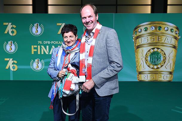 Stolz wie Bolle: Thomas Müllers Eltern Klaudia und Gerhard Müller (während eines DFB-Pokalspiels im Jahr 2019). Stolz wie Bolle: Thomas Müllers Eltern Klaudia und Gerhard Müller (während eines DFB-Pokalspiels im Jahr 2019).